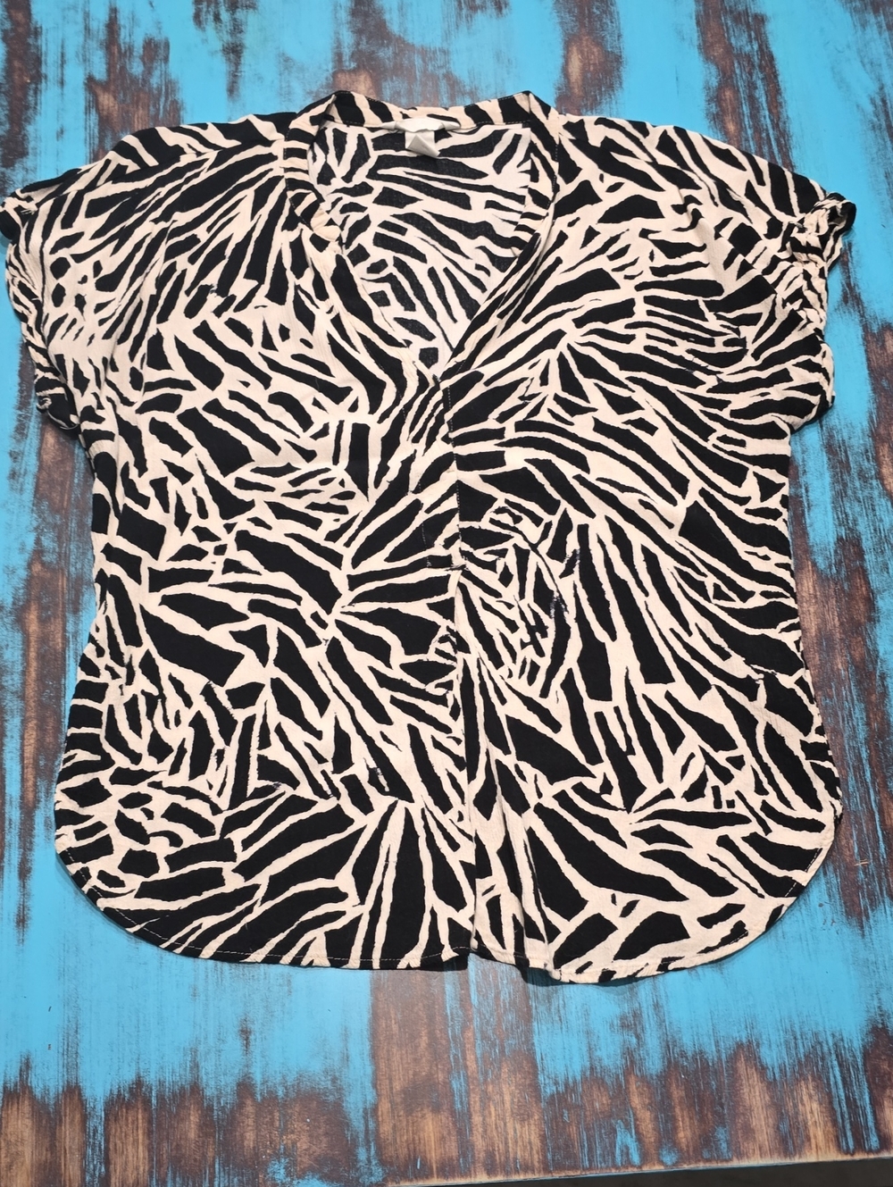 H&M Black and Cream Abstract Print Short Sleeve Blouse